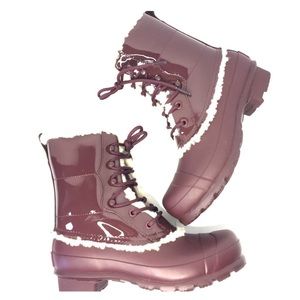 Hunter burgundy snow boots in a size 7 with cream fur line lining.